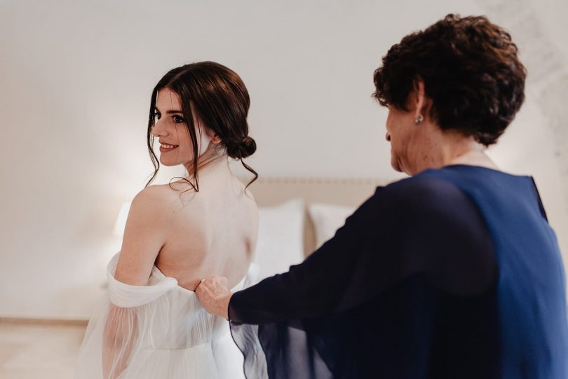 Un mariage élégant au Domaine du petit Roulet en Provence - Photo : Alchemia - Blog mariage : La mariée aux pieds nus