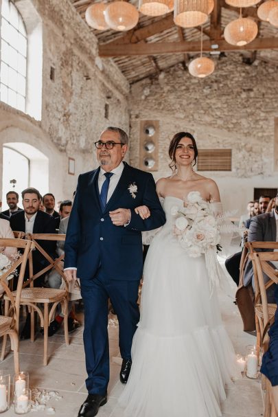 Un mariage élégant au Domaine du petit Roulet en Provence - Photo : Alchemia - Blog mariage : La mariée aux pieds nus