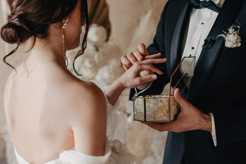 Un mariage élégant au Domaine du petit Roulet en Provence - Photo : Alchemia - Blog mariage : La mariée aux pieds nus