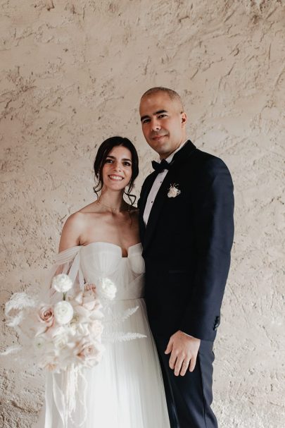 Un mariage élégant au Domaine du petit Roulet en Provence - Photo : Alchemia - Blog mariage : La mariée aux pieds nus