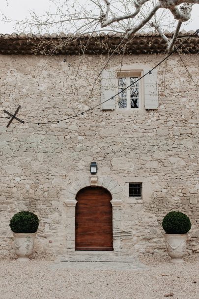 Un mariage élégant au Domaine du petit Roulet en Provence - Photo : Alchemia - Blog mariage : La mariée aux pieds nus