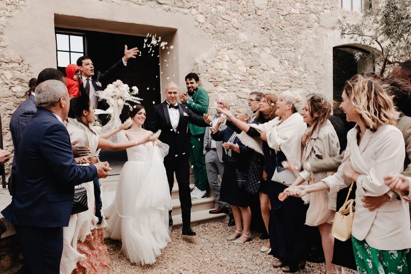 Un mariage élégant au Domaine du petit Roulet en Provence - Photo : Alchemia - Blog mariage : La mariée aux pieds nus