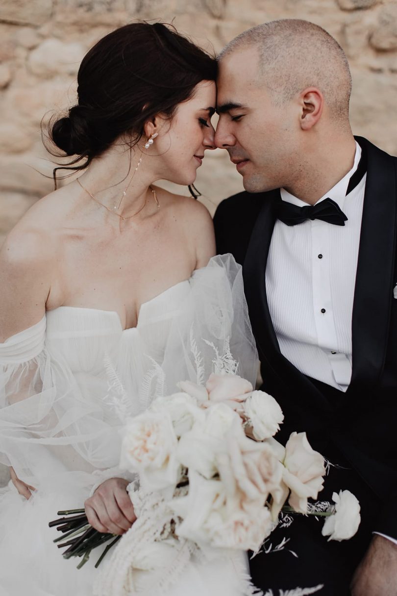 Un mariage élégant au Domaine du petit Roulet en Provence - Photo : Alchemia - Blog mariage : La mariée aux pieds nus