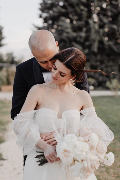 Un mariage élégant au Domaine du petit Roulet en Provence - Photo : Alchemia - Blog mariage : La mariée aux pieds nus