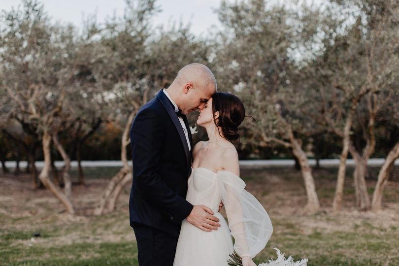 Un mariage élégant au Domaine du petit Roulet en Provence - Photo : Alchemia - Blog mariage : La mariée aux pieds nus