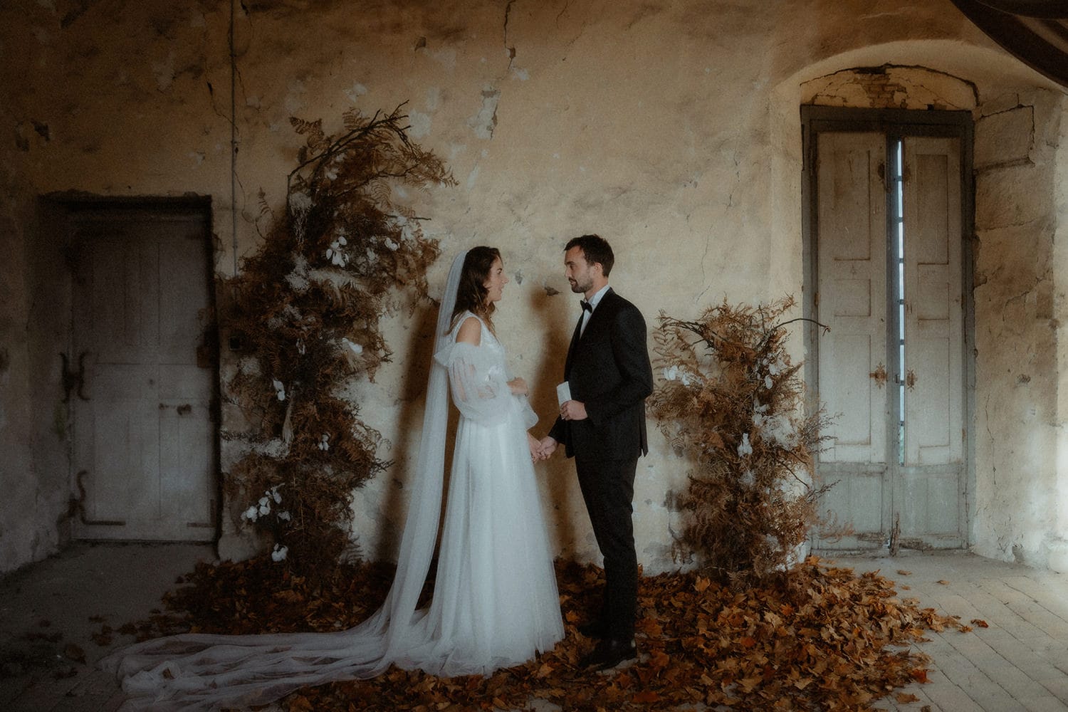 Un mariage simple et élégant en automne - Photos : Les Histoires d'A - Blog mariage : La mariée aux pieds nus