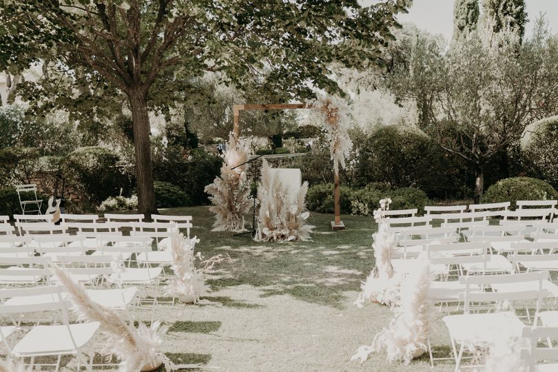 Un mariage élégant à La Tour Vaucros en Provence - Photos : The Quirky - Blog mariage : La mariée aux pieds nus