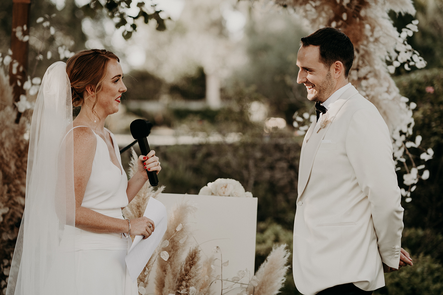 Un mariage élégant à La Tour Vaucros en Provence - Photos : The Quirky - Blog mariage : La mariée aux pieds nus.