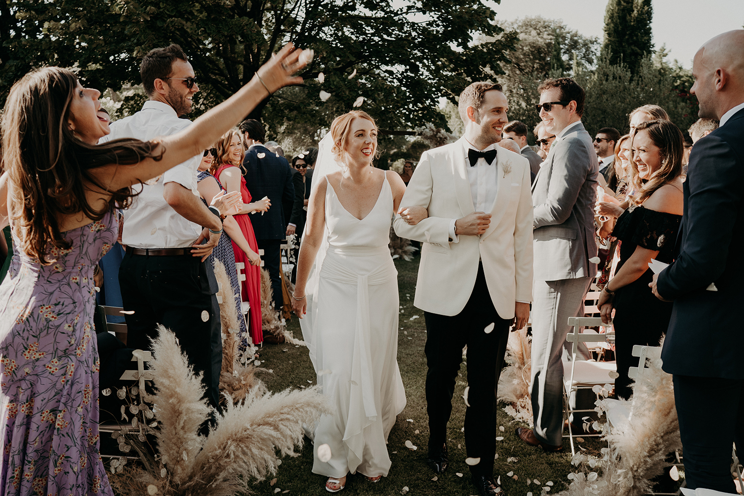 Un mariage élégant à La Tour Vaucros en Provence - Photos : The Quirky - Blog mariage : La mariée aux pieds nus.