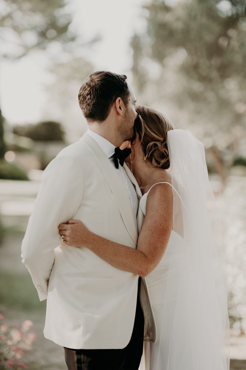 Un mariage élégant à La Tour Vaucros en Provence - Photos : The Quirky - Blog mariage : La mariée aux pieds nus.