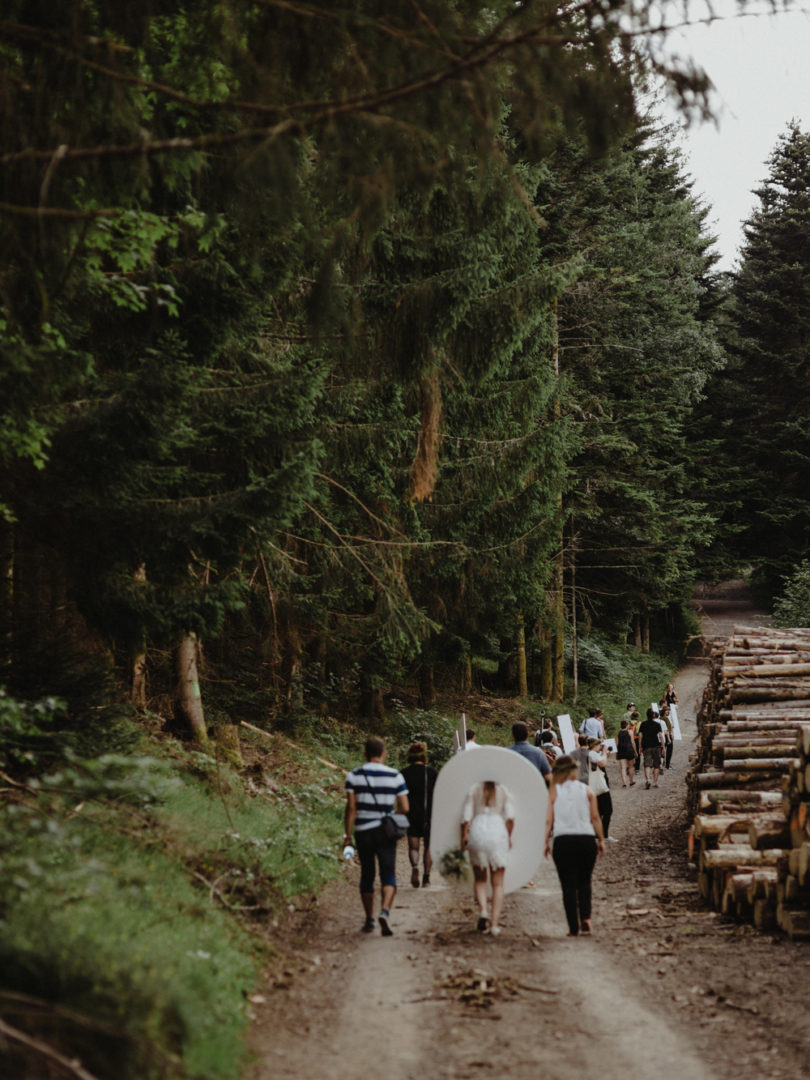 Un mariage petit budget en petit comité dans une auberge des Vosges - A découvrir sur le blog mariage www.lamarieeauxpiedsnus.com - Photos : Capyture