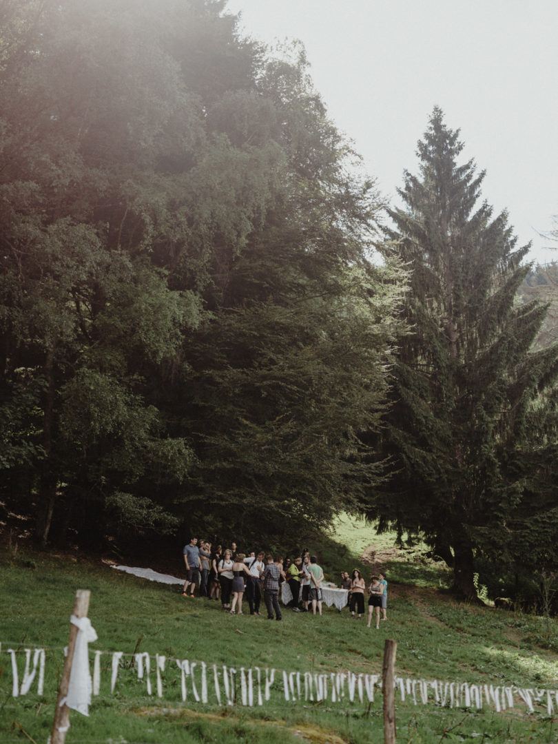 Un mariage petit budget en petit comité dans une auberge des Vosges - A découvrir sur le blog mariage www.lamarieeauxpiedsnus.com - Photos : Capyture