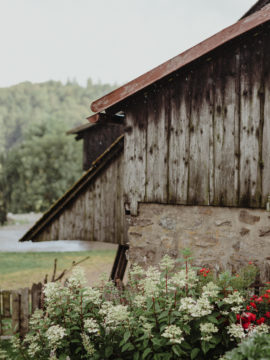 Un mariage petit budget en petit comité dans une auberge des Vosges - A découvrir sur le blog mariage www.lamarieeauxpiedsnus.com - Photos : Capyture