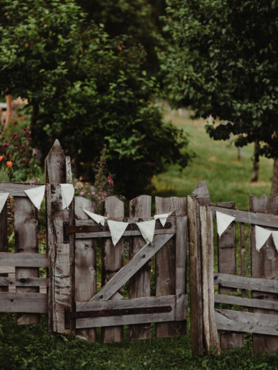 Un mariage petit budget en petit comité dans une auberge des Vosges - A découvrir sur le blog mariage www.lamarieeauxpiedsnus.com - Photos : Capyture