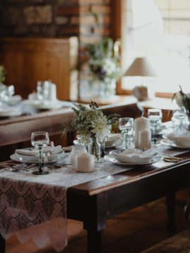 Un mariage petit budget en petit comité dans une auberge des Vosges - A découvrir sur le blog mariage www.lamarieeauxpiedsnus.com - Photos : Capyture