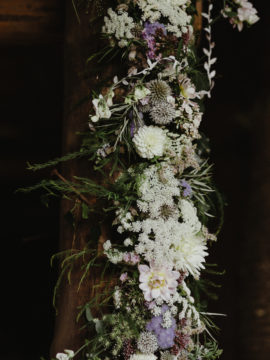 Un mariage petit budget en petit comité dans une auberge des Vosges - A découvrir sur le blog mariage www.lamarieeauxpiedsnus.com - Photos : Capyture