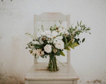 Un elopement en vert et blanc - A découvrir sur le blog mariage www.lamarieeauxpiuedsnus.com - Photos : Pinewood Weddings