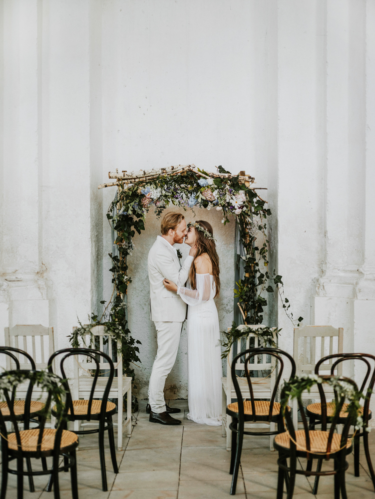 Un elopement en vert et blanc - A découvrir sur le blog mariage www.lamarieeauxpiuedsnus.com - Photos : Pinewood Weddings