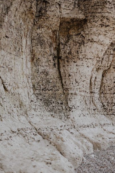 Un mariage wabi sabi au pied des falaises d'Etretat - Photos : Lika Banshoya - Design : Artis - Blog mariage : La mariée aux pieds nus