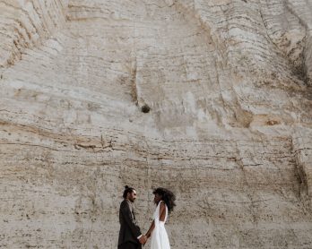 Un mariage wabi sabi au pied des falaises d'Etretat - Photos : Lika Banshoya - Design : Artis - Blog mariage : La mariée aux pieds nus