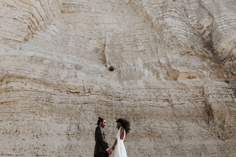 Un mariage wabi sabi au pied des falaises d'Etretat - Photos : Lika Banshoya - Design : Artis - Blog mariage : La mariée aux pieds nus