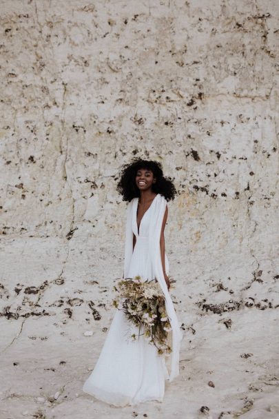 Un mariage wabi sabi au pied des falaises d'Etretat - Photos : Lika Banshoya - Design : Artis - Blog mariage : La mariée aux pieds nus