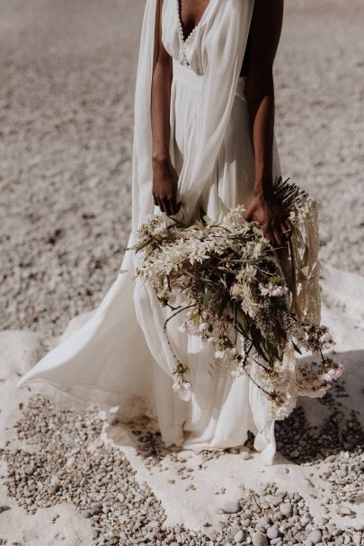 Un mariage wabi sabi au pied des falaises d'Etretat - Photos : Lika Banshoya - Design : Artis - Blog mariage : La mariée aux pieds nus