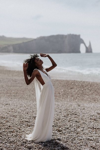 Un mariage wabi sabi au pied des falaises d'Etretat - Photos : Lika Banshoya - Design : Artis - Blog mariage : La mariée aux pieds nus