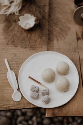 Un mariage wabi sabi au pied des falaises d'Etretat - Photos : Lika Banshoya - Design : Artis - Blog mariage : La mariée aux pieds nus