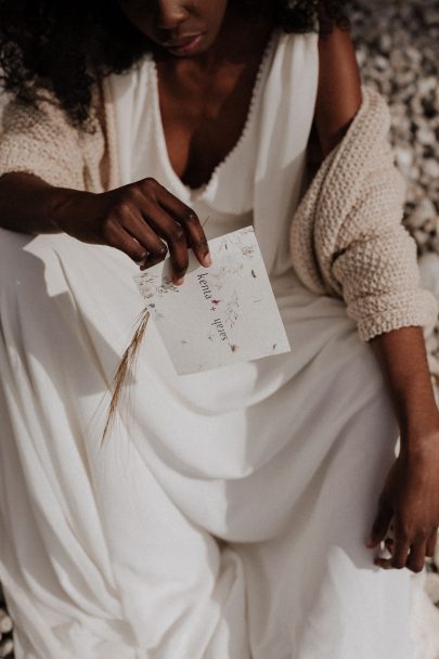 Un mariage wabi sabi au pied des falaises d'Etretat - Photos : Lika Banshoya - Design : Artis - Blog mariage : La mariée aux pieds nus