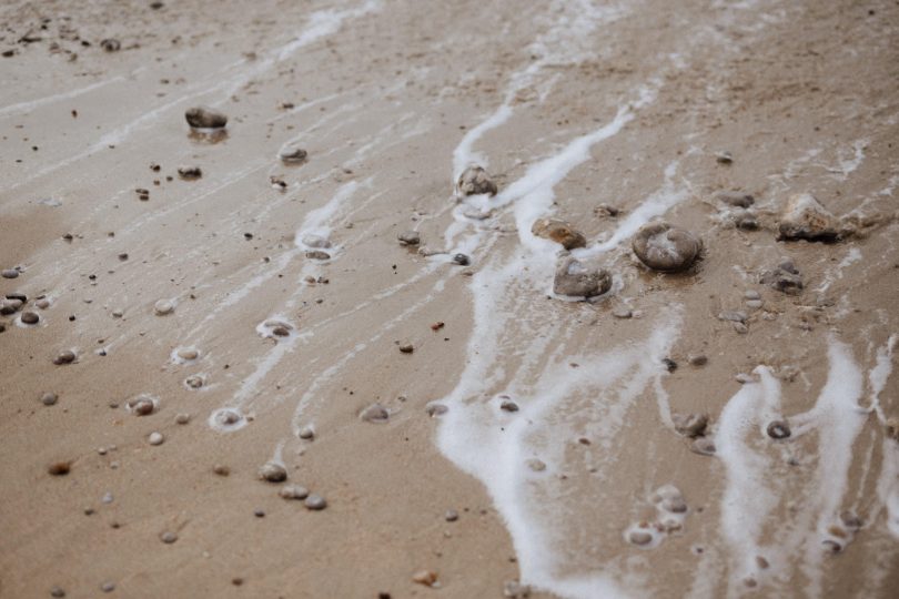 Un mariage wabi sabi au pied des falaises d'Etretat - Photos : Lika Banshoya - Design : Artis - Blog mariage : La mariée aux pieds nus