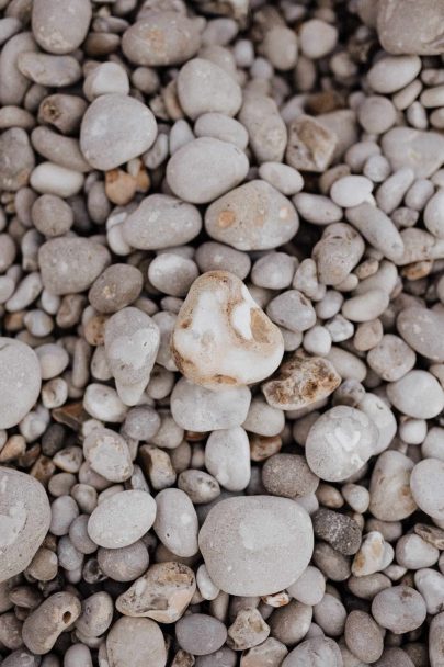 Un mariage wabi sabi au pied des falaises d'Etretat - Photos : Lika Banshoya - Design : Artis - Blog mariage : La mariée aux pieds nus