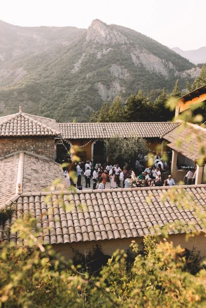 Un mariage à La Ferme Fortia en Drôme Provençale - Photos : Les Bandits - Blog mariage : La mariée aux pieds nus