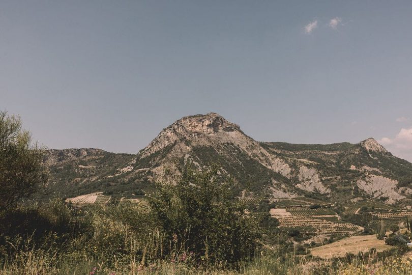 Un mariage à La Ferme Fortia en Drôme Provençale - Photos : Les Bandits - Blog mariage : La mariée aux pieds nus