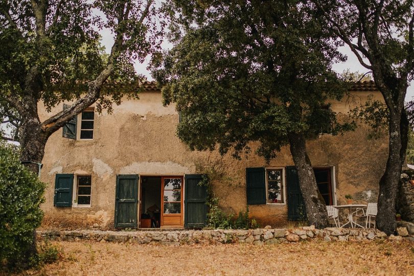 Des fiançailles sous la pluie dans une bergerie du Var - Photos : VAléry Villard - Blog mariage : La mariée aux pieds nus