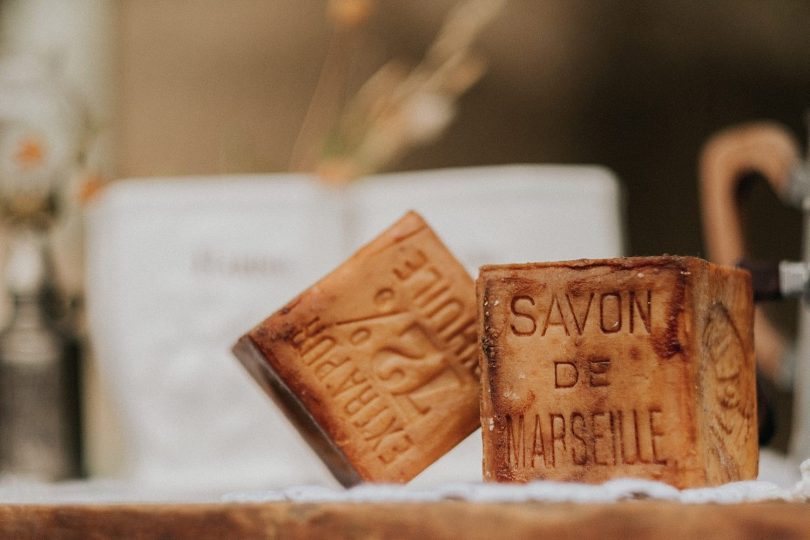 Des fiançailles sous la pluie dans une bergerie du Var - Photos : VAléry Villard - Blog mariage : La mariée aux pieds nus