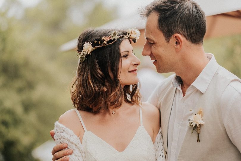 Des fiançailles sous la pluie dans une bergerie du Var - Photos : VAléry Villard - Blog mariage : La mariée aux pieds nus