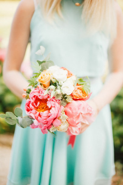 Un mariage corail et vert d'eau dans le Finistère à découvrir sur le blog mariage www.lamarieeauxpiedsnus.com - Photos : Sophie Delaveau