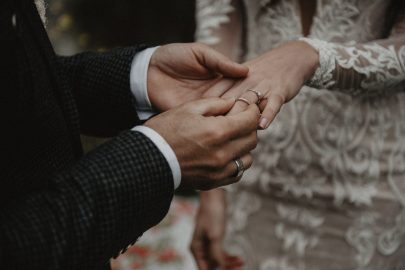 Un mariage folk dans la forêt - La mariée aux pieds nus