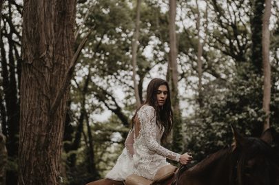 Un mariage folk dans la forêt - La mariée aux pieds nus