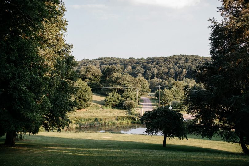 Un mariage en petit comité au Château de Fretoy en Bourgogne - Photos : Lifestories Wedding - Blog mariage : La mariée aux pieds nus