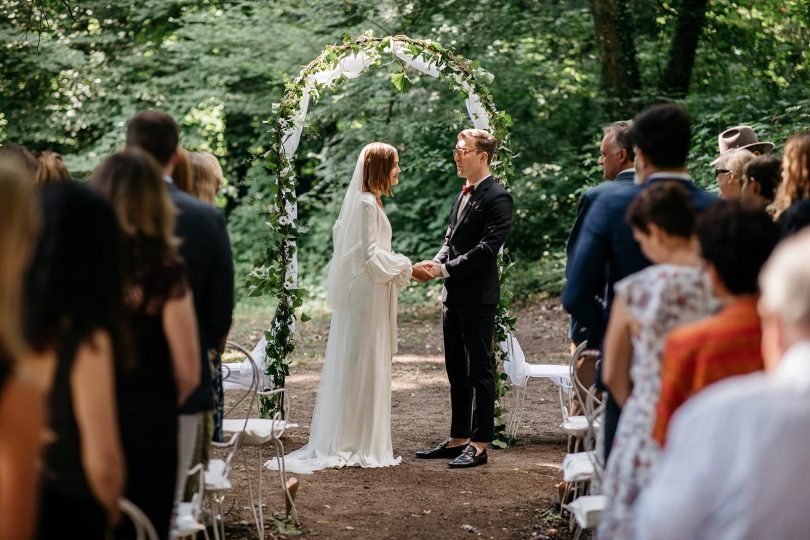 Un mariage en petit comité au Château de Fretoy en Bourgogne - Photos : Lifestories Wedding - Blog mariage : La mariée aux pieds nus