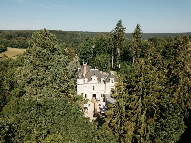 Un mariage en petit comité au Château de Fretoy en Bourgogne - Photos : Lifestories Wedding - Blog mariage : La mariée aux pieds nus