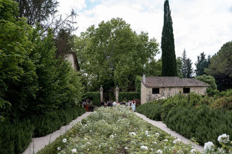 Un mariage au Galinier de Lourmarin en Provence - Photos : Mathilde Caelicia - Blog mariage : La mariée aux pieds nus