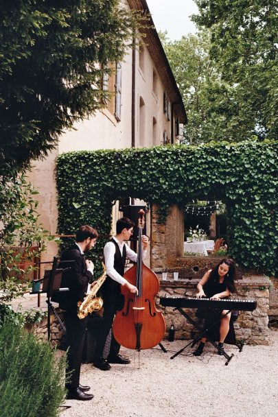 Un mariage au Galinier de Lourmarin en Provence - Photos : Mathilde Caelicia - Blog mariage : La mariée aux pieds nus