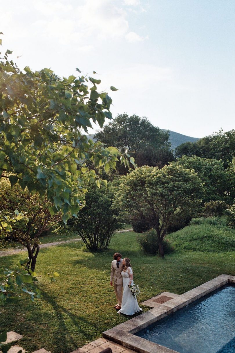Un mariage au Galinier de Lourmarin en Provence - Photos : Mathilde Caelicia - Blog mariage : La mariée aux pieds nus