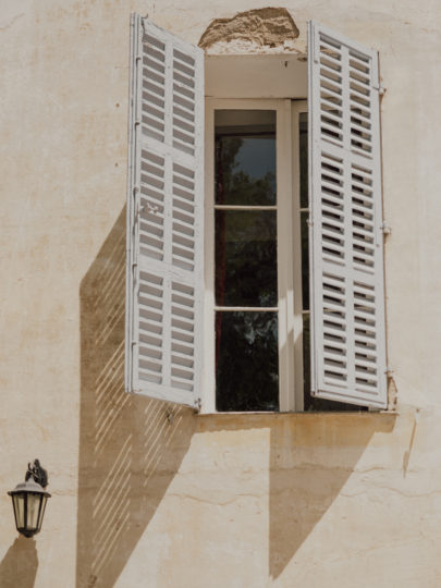 Un mariage en Provence au Chateau de Robernier - A découvrir sur le blog mariage www.lamarieeauxpiedsnus.com - Photos : Capyture / Fleurs : Big Day /