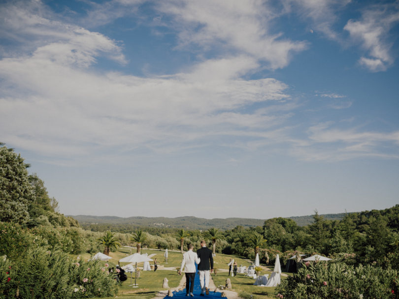 Un mariage en Provence au Chateau de Robernier - A découvrir sur le blog mariage www.lamarieeauxpiedsnus.com - Photos : Capyture / Fleurs : Big Day /