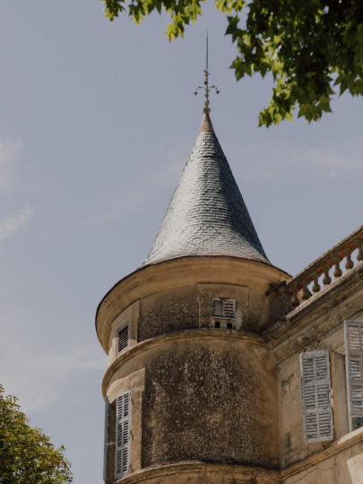 Un mariage en Provence au Chateau de Robernier - A découvrir sur le blog mariage www.lamarieeauxpiedsnus.com - Photos : Capyture / Fleurs : Big Day /