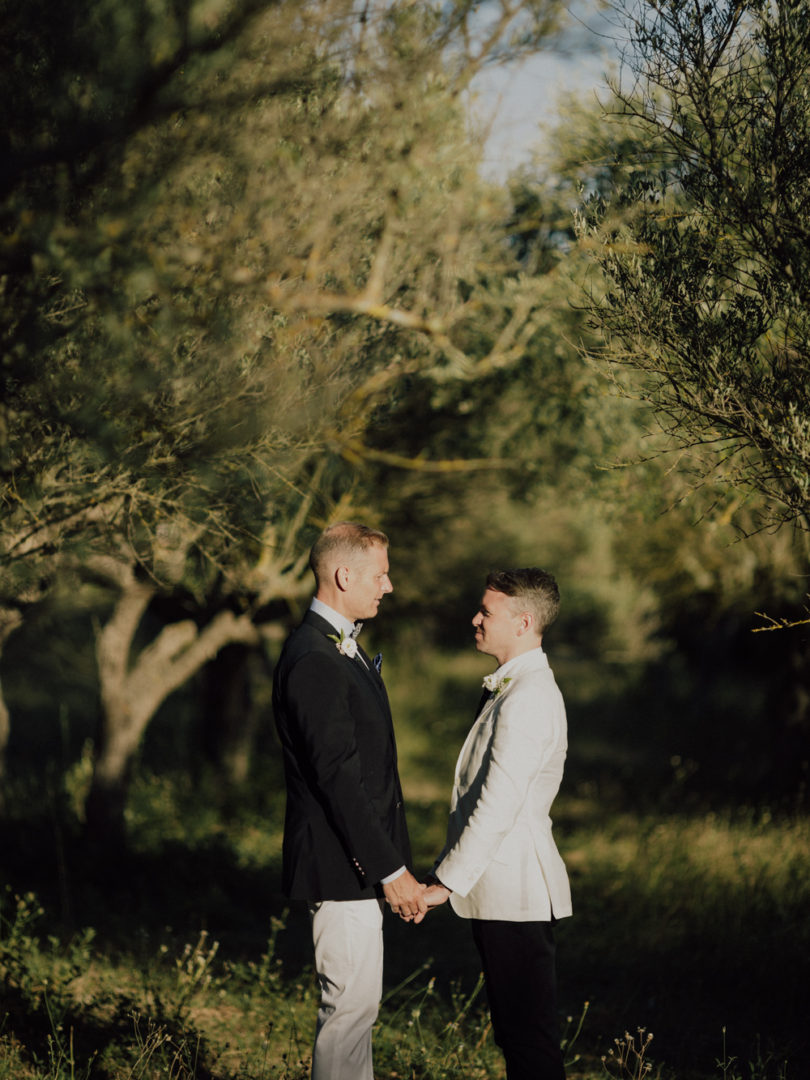 Un mariage en Provence au Chateau de Robernier - A découvrir sur le blog mariage www.lamarieeauxpiedsnus.com - Photos : Capyture / Fleurs : Big Day /